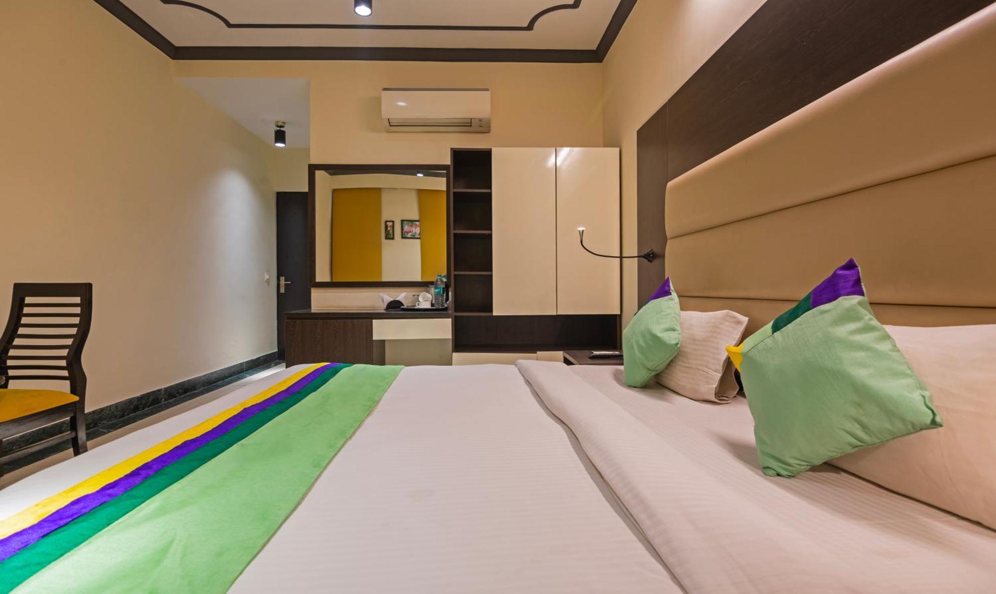 Super Townhouse Sushant Lok Phase 1 Formerly Hotel Neven Gurgaon Esterno foto
