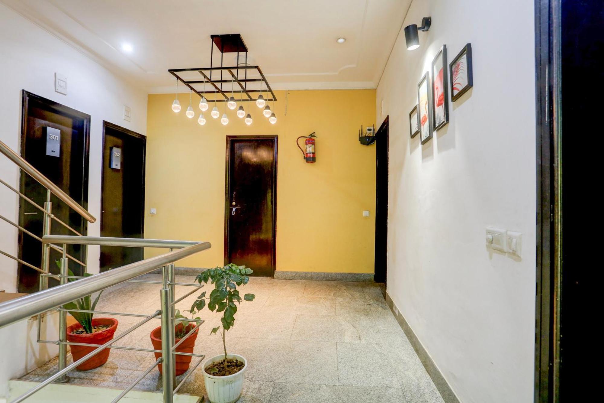 Super Townhouse Sushant Lok Phase 1 Formerly Hotel Neven Gurgaon Esterno foto